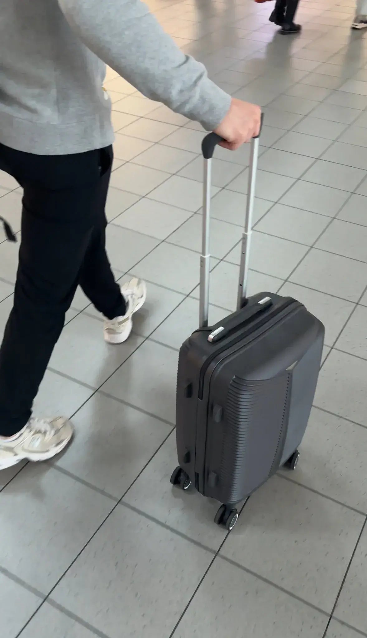 Dululux Dark Grey handbagagekoffer in gebruik op Schiphol